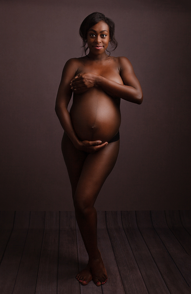 naked maternity photography by pregnancy photographer in Milton Keynes